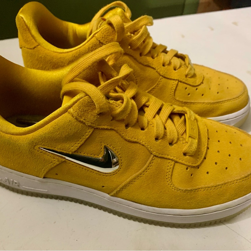 NIKE AIR FORCE 1 JEWEL "YELLOW OCHRE" SIZE 7.5 Women’s